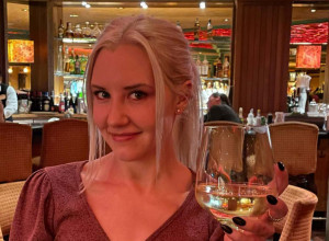 Ima 35 godina i tvrdi da je i dalje nevina: Nisam nikada bila na dejtu, ne žurim nigde! (FOTO)