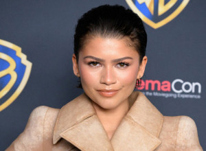 "Stopila se sa pustinjom", a istakla savršenu figuru: Zendaja u vanvremenskom izdanju zaludela internet