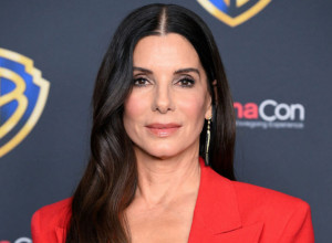 SANDRA BULOK gazi 7. deceniju i izgleda bolje nego ikad: Ponela raskopčan sako, a ispod samo brushalter i sve ostavila bez daha (GALERIJA)