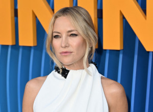 KEJT HADSON kao boginja: Haljina jednostavna, krasi je samo jedan detalj, a bacila je Holivud na kolena