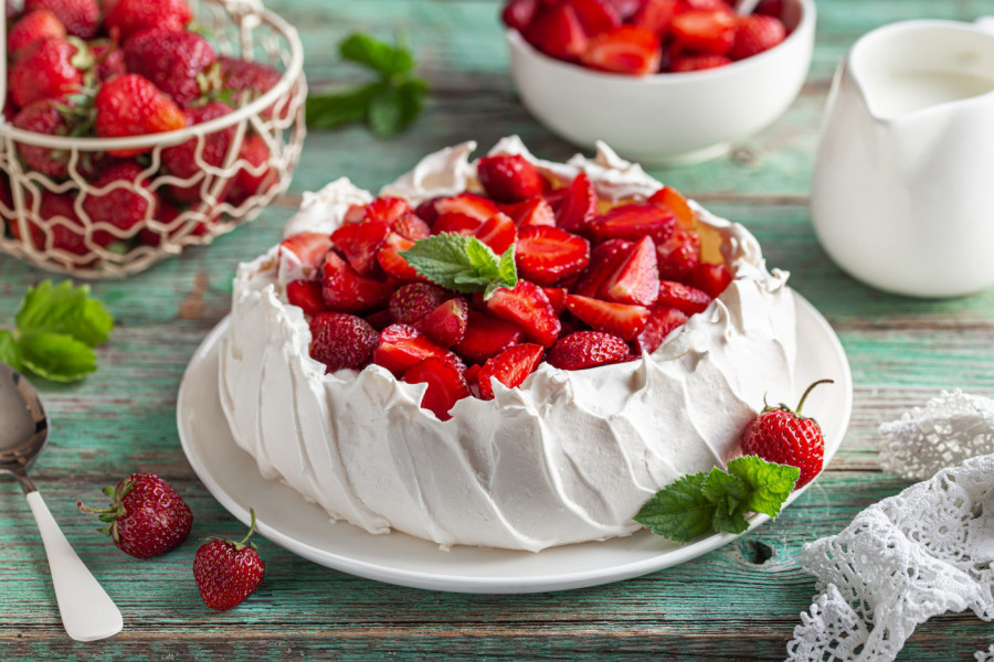 PAVLOVA TORTA sa jagodama - lagana kraljica deserata koja osvaja na prvi zalogaj