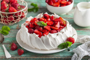 PAVLOVA TORTA sa jagodama - lagana kraljica deserata koja osvaja na prvi zalogaj