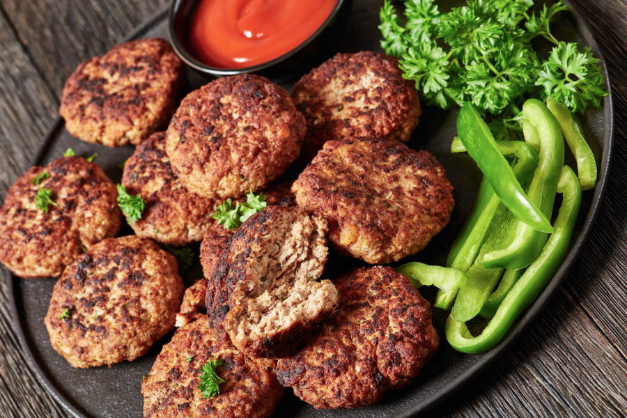 Većina ga NE KORISTI, a čini čuda: TAJNI TRIK za najsočnije PLJESKAVICE koje se tope u ustima