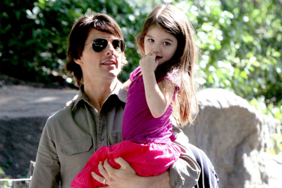 Nije videla oca više od deset godina: Ćerka Toma Kruza i Kejti Holms proslavlja 20. rođendan, živi krajnje jednostavno, a EVO na koga liči