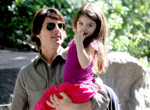 Nije videla oca više od deset godina: Ćerka Toma Kruza i Kejti Holms proslavlja 20. rođendan, živi krajnje jednostavno, a EVO na koga liči