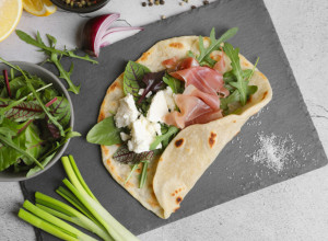 Brzi doručak iz tiganja: Sočne tortilje sa šunkom, sirom i rukolom koje ćete praviti iznova i iznova