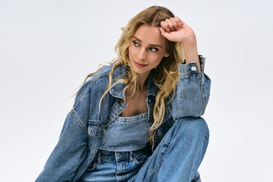 Džins se ponovo vraća u modu: Jedna poznata dama ga NAJBOLJE kombinuje!