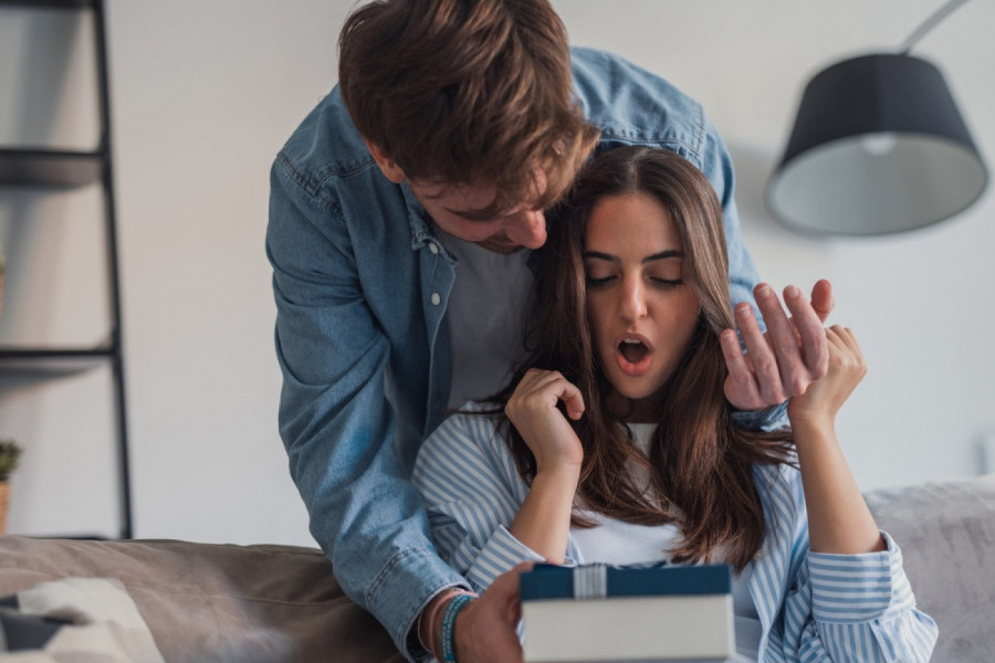 Muškarac bez novca ZAPROSIO izabranicu OVIME: Devojci pala vilica od iznenađenja, a zlatari se sada utrkuju da im besplatno daruju prsten! (VIDEO)