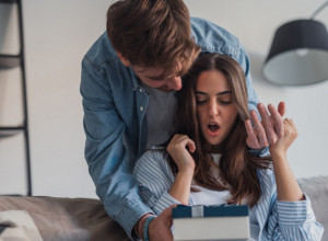 Muškarac bez novca ZAPROSIO izabranicu OVIME: Devojci pala vilica od iznenađenja, a zlatari se sada utrkuju da im besplatno daruju prsten! (VIDEO)