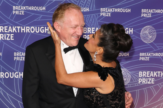 SELMA HAJEK uz supruga milijardera grmi na pragu 7. decenije: Luksuzna toaleta, dijamanti i SEDA KOSA - to može samo ona! (GALERIJA)