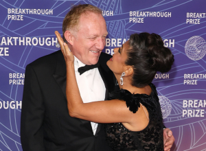 SELMA HAJEK uz supruga milijardera grmi na pragu 7. decenije: Luksuzna toaleta, dijamanti i SEDA KOSA - to može samo ona! (GALERIJA)