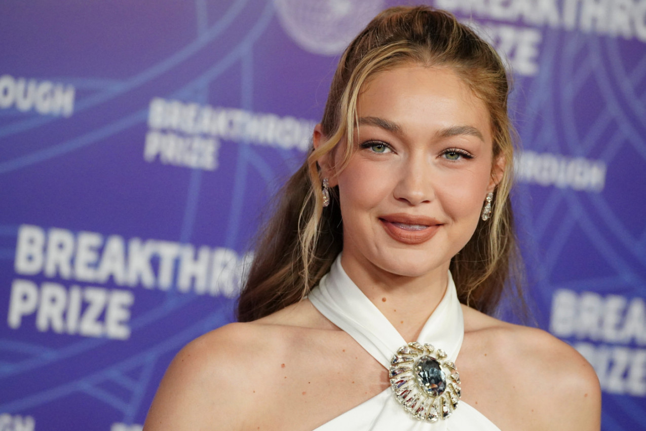 ĐIĐI HADID zasenila sve u beloj haljini: Jedan detalj pretvorio jednostavan stajling u modni spektakl na crvenom tepihu (GALERIJA)