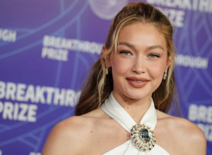 ĐIĐI HADID zasenila sve u beloj haljini: Jedan detalj pretvorio jednostavan stajling u modni spektakl na crvenom tepihu (GALERIJA)