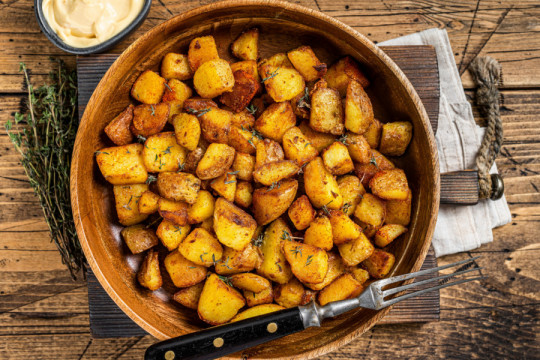 Recept za najukusniji PEKARSKI KROMPIR: Hrskav spolja, mekan iznutra - trik je u jednom sastojku koji menja sve