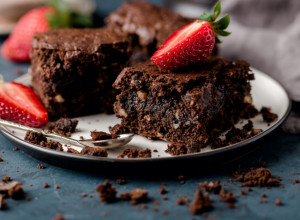 Čokoladna čarolija sa jagodama i blagim dodirom kafe: RECEPT ZA BRAUNI koji osvaja na prvi zalogaj
