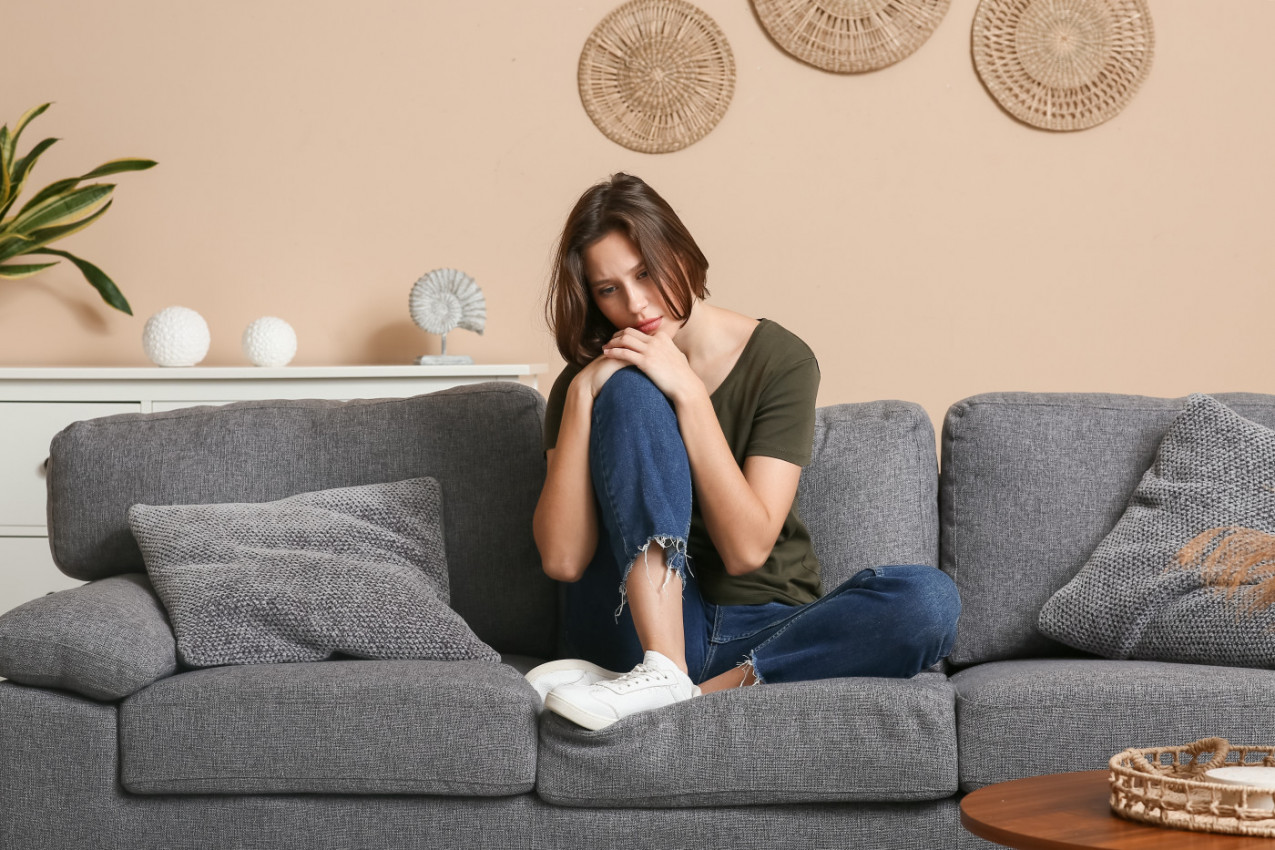 Zašto žene koje žive same češće upadaju u tišinu i depresiju – jedan znak ne smete ignorisati