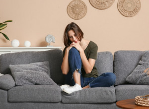 Zašto žene koje žive same češće upadaju u tišinu i depresiju – jedan znak ne smete ignorisati