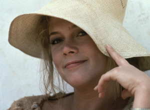 Godinama su je optuživali za alkoholizam, a prava dijagnoza bila je SUROVA: Zvezda 80-ih danas PONOVO HODA - fanovi su oduševljeni