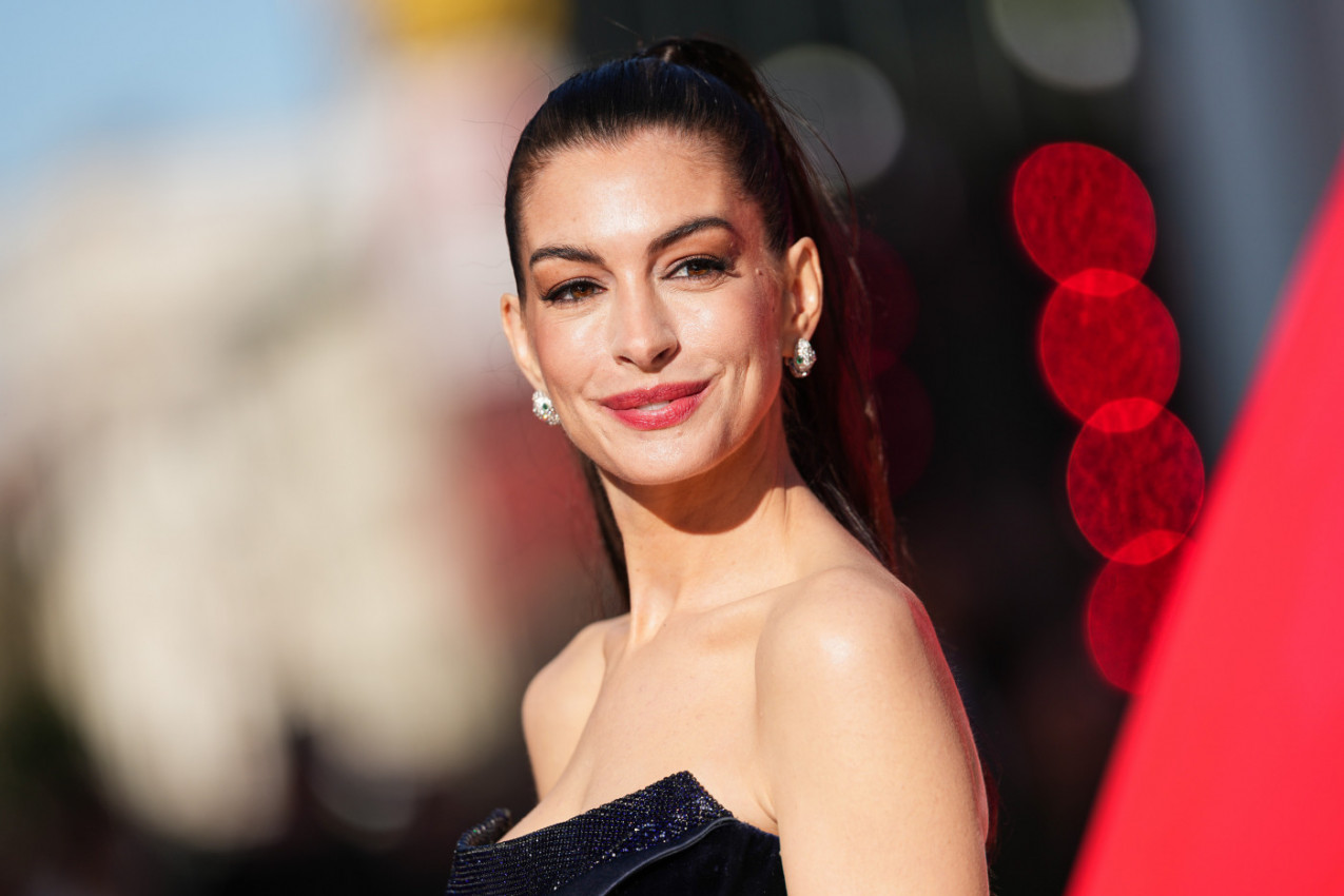 EN HATAVEJ u nikad izazovnijem izdanju ukrala šou na premijeri: Haljina otkrila više nego ikad! (GALERIJA)