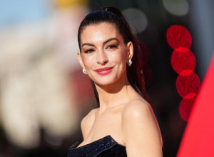 EN HATAVEJ u nikad izazovnijem izdanju ukrala šou na premijeri: Haljina otkrila više nego ikad! (GALERIJA)