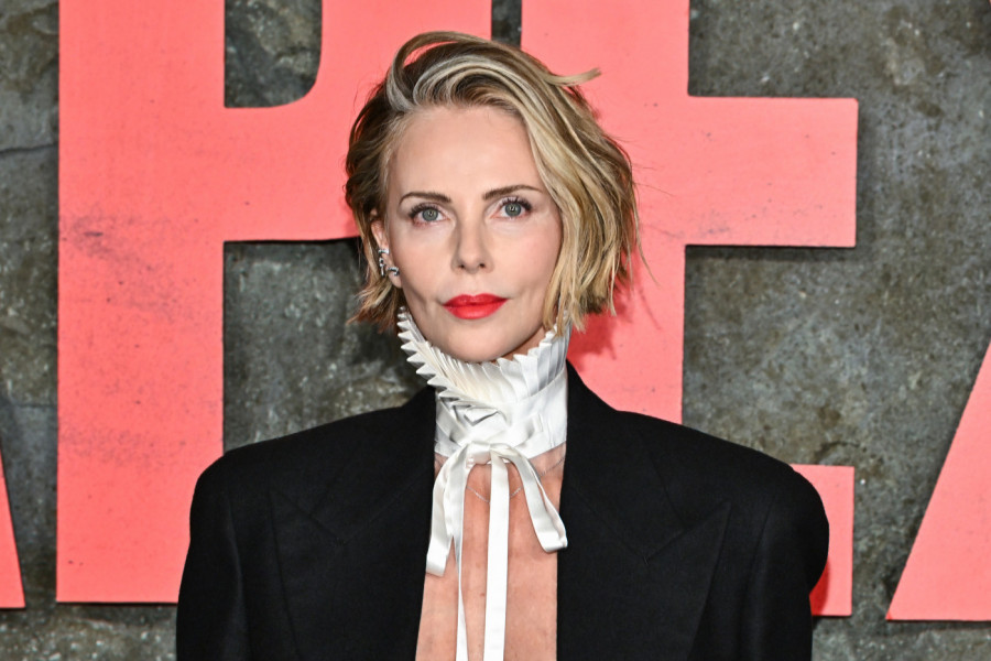 ŠARLIZ TERON u muškom odelu i bez ičega ispod raskopčala sako,  a svima je dah u trenu stao! (GALERIJA)