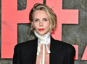 U muškom odelu i bez ičega ispod: ŠARLIZ TERON raskopčala sako i svima je dah u trenu stao! (GALERIJA)