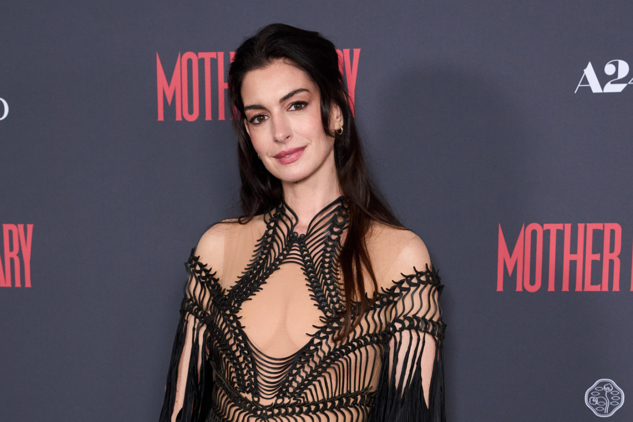 En Hatavej zablistala u haljini kao iz umetničke galerije – potom je usledio OKRET koji je podigao temperaturu na crvenom tepihu