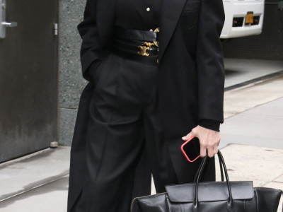 Kompletno crni stajling, sa efektnim asesoarima, dominirao je ispred okupljenih fotoreportera.