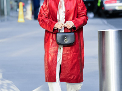 Lakovani crveni mantil, istakao se kao interesantan odabir, ali i vrlo efektan.