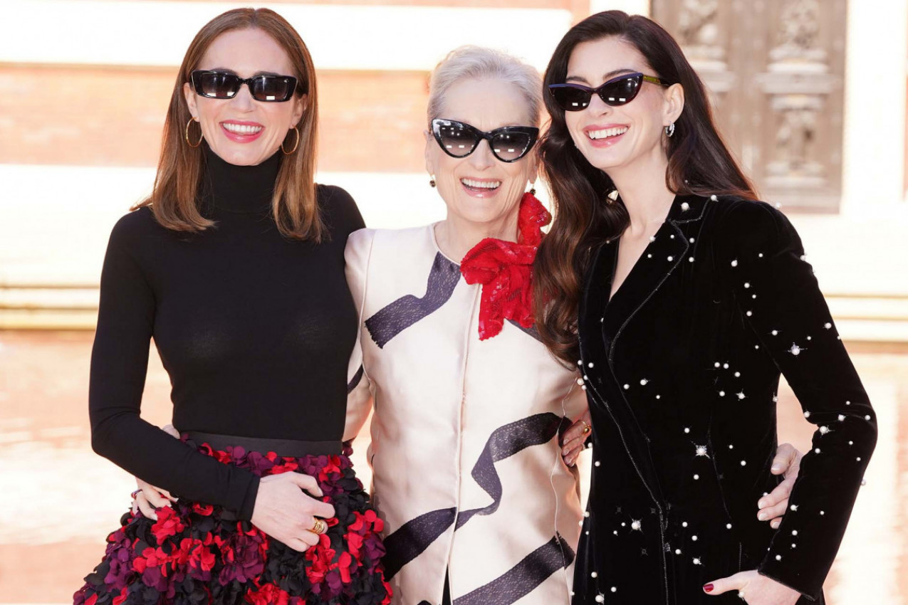 Sve tri su nosile crne naočare, ali se ne zna koja je više privukla pažnju: Meril crvenim cvetom, En zvezdanim sjajem ili Emili suknjom kao buketom