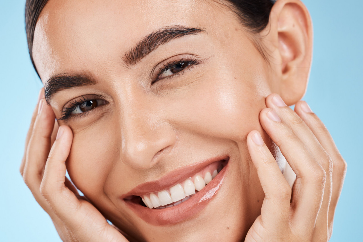 Niste ni svesni: Ova LOŠA navika menja vaše lice iz dana u dan!