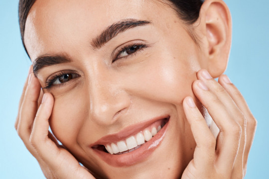 Niste ni svesni: Ova LOŠA navika menja vaše lice iz dana u dan!