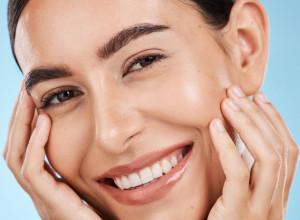 Niste ni svesni: Ova LOŠA navika menja vaše lice iz dana u dan!