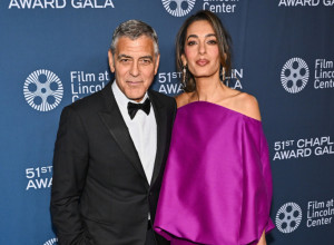 U ove noge hipnotisano je gledao ceo svet: Amal Kluni dominirala u izazovnoj haljini golih ramena