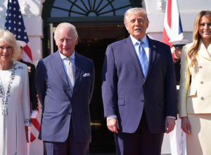 Jedan detalj na KRALJICI KAMILI šokirao svet: Dama ga sebi nikad ne bi dozvolila, a pored Melanije to izgleda još gore! (FOTO)