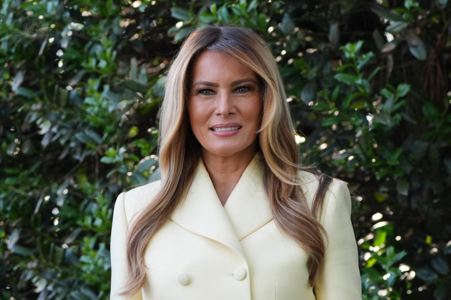 MELANIJA TRAMP rizikovala, pa izdominirala: ŽUTO odelo koje je zasenilo državnu posetu sada žele sve žene u svom ormaru