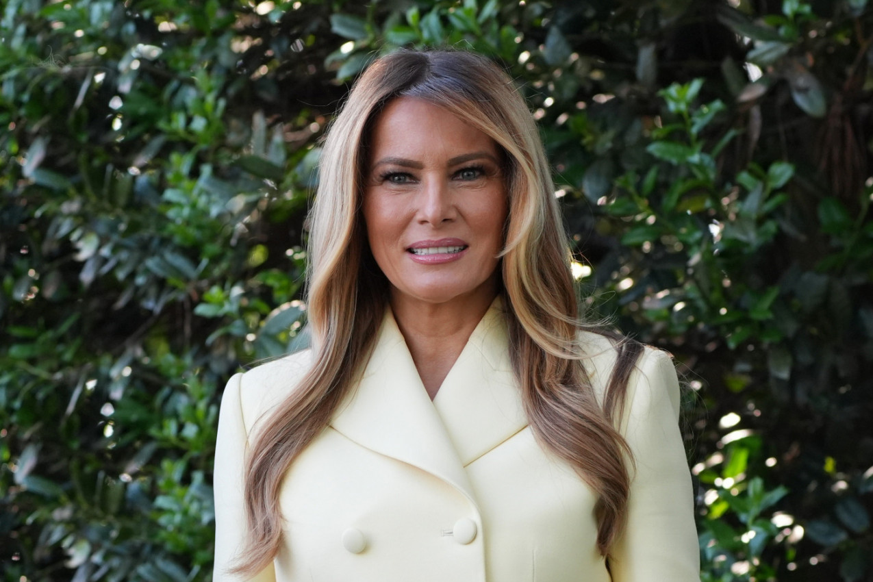 MELANIJA TRAMP rizikovala, pa izdominirala: ŽUTO odelo koje je zasenilo državnu posetu sada žele sve žene u svom ormaru