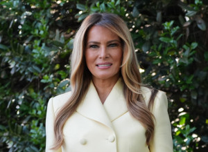 MELANIJA TRAMP rizikovala, pa izdominirala: ŽUTO odelo koje je zasenilo državnu posetu sada žele sve žene u svom ormaru