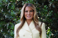 MELANIJA TRAMP rizikovala, pa izdominirala: ŽUTO odelo koje je zasenilo državnu posetu sada žele sve žene u svom ormaru