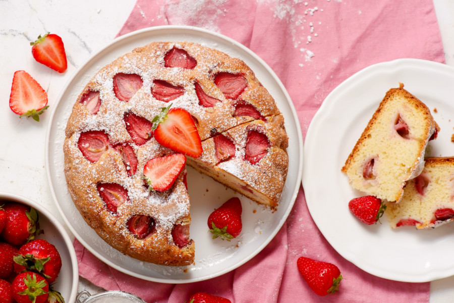 Domaći kolač sa JAGODAMA na ČAŠE: Recept koji UVEK uspeva, bez vaganja, a sočni zalogaji nestaju za tren!