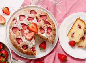 Domaći kolač sa JAGODAMA na ČAŠE: Recept koji UVEK uspeva, bez vaganja, a sočni zalogaji nestaju za tren!