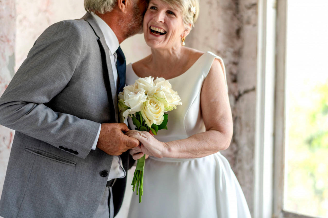 ŽENA koja nikada nije imala dečka udala se sa 70 godina – emotivna priča koja je oduševila svet (FOTO)