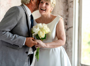 ŽENA koja nikada nije imala dečka udala se sa 70 godina – emotivna priča koja je oduševila svet (FOTO)