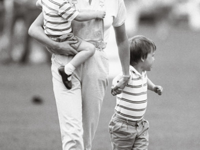 Pokojna princeza Dajana sa decom u overalu pleni elegancijom