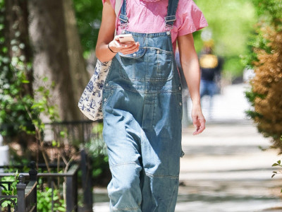 Keti Holms kombinuje jarke boje sa tekas kombinezonom