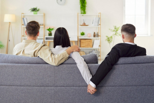 Moj dečko obožava kada ga VARAM: Moje "švrljanje" je njegova OPSESIJA, osećala sam se loše zbog toga!