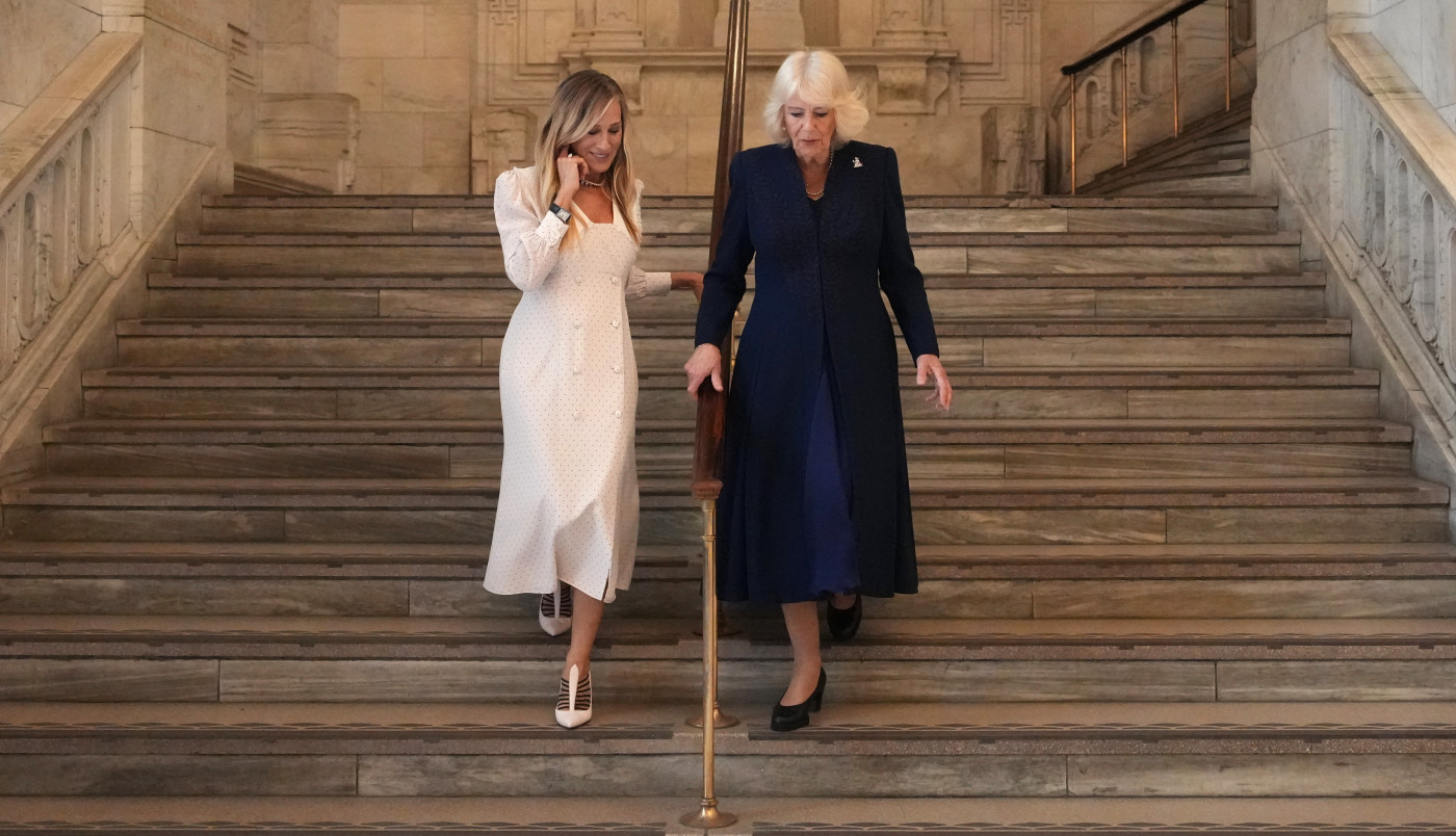 Omaž ili provokacija? Haljina Sare Džesike Parker uzburkala javnost i bacila Kamilu u drugi plan (FOTO)