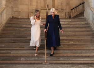 Omaž ili provokacija? Haljina Sare Džesike Parker uzburkala javnost i bacila Kamilu u drugi plan (FOTO)