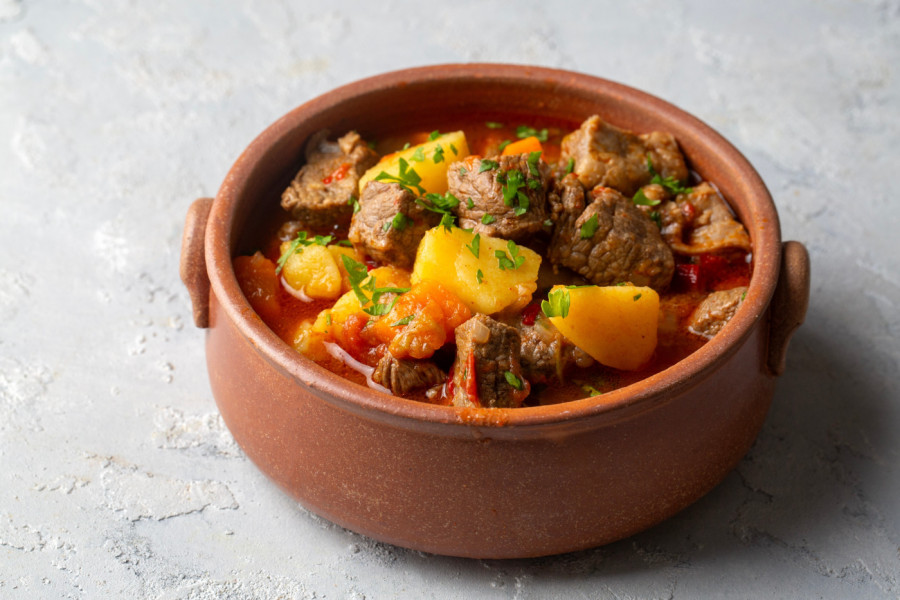 PAPRIKAŠ sa mesom i krompirom: RECEPT za savršen domaći ručak koji svi vole