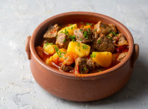 PAPRIKAŠ sa mesom i krompirom: RECEPT za savršen domaći ručak koji svi vole